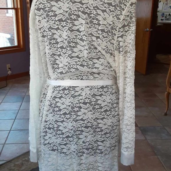 White Lace Robe - Picture 3 of 9
